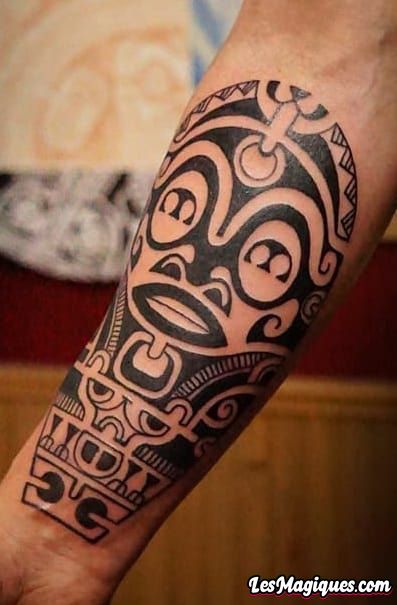 Tatouage tribal sur l'avant-bras