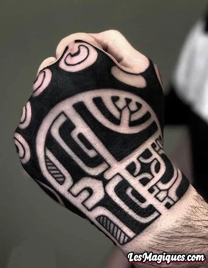 Tatouage tribal sur la main