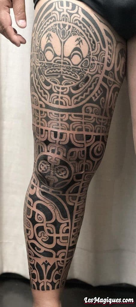 Tatouage tribal sur la jambe