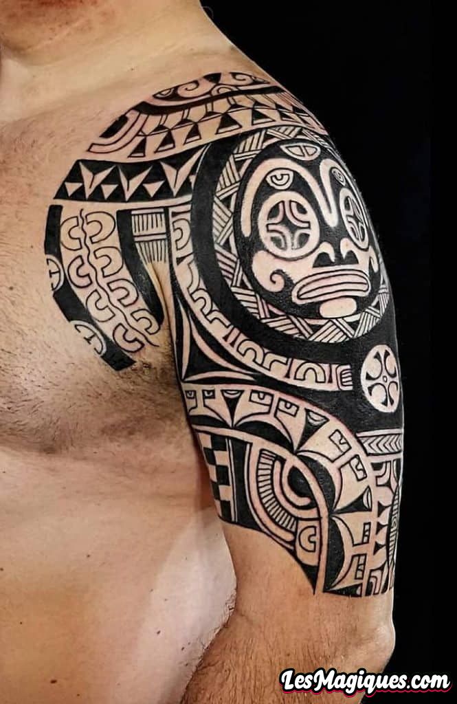 Tatouage tribal sur le haut du bras