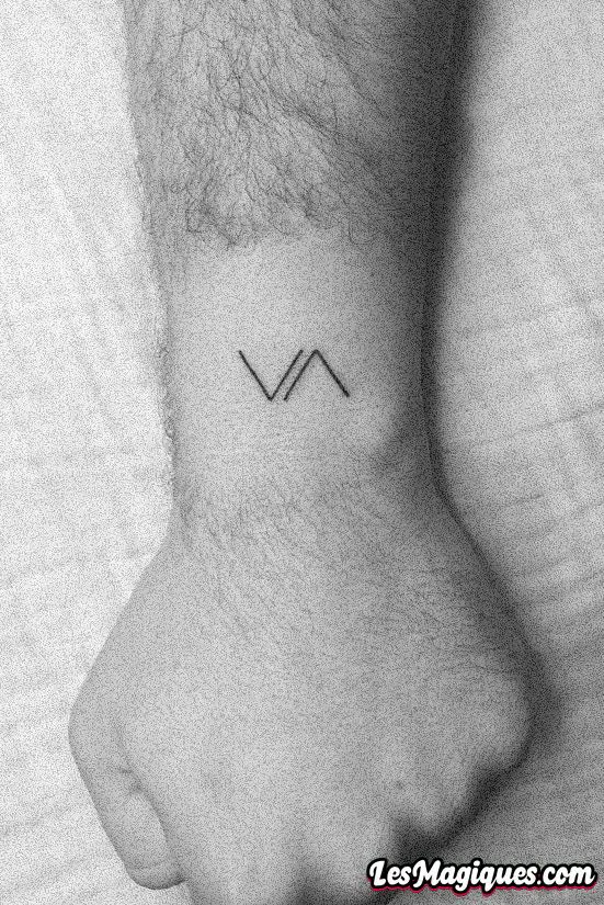 Tatouage à deux flèches