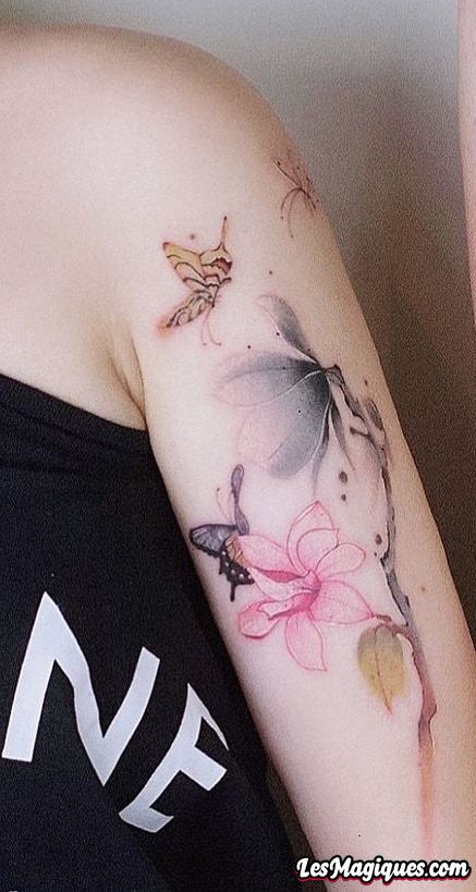 Tatouage papillon et fleurs