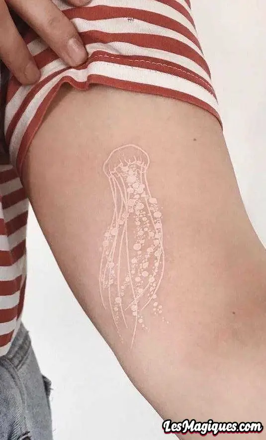 Tatouage de méduse à l'encre blanche