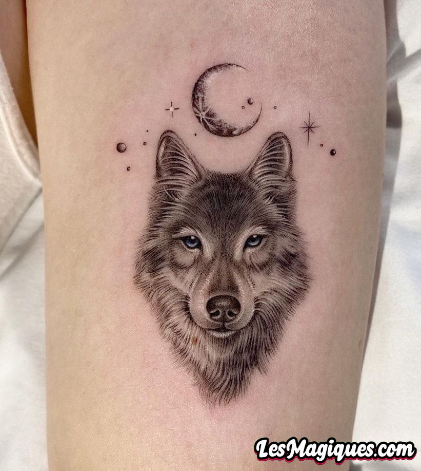 Loup avec tatouage de lune