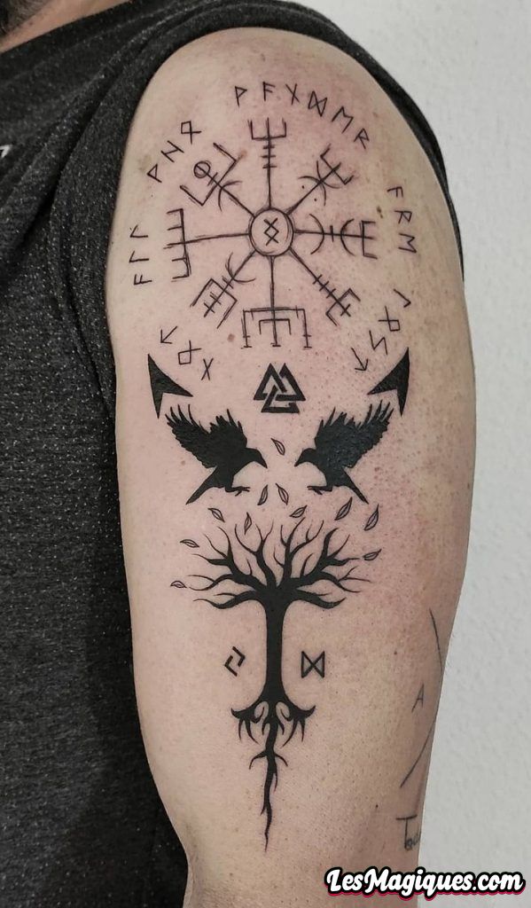 Yggdrasil avec des tatouages ​​vikings